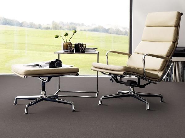 Vorwerk Vito 56A3 als Bodenbelag in modernem Wohnraum; Univelours mit klarer Struktur und ruhiger Wirkung