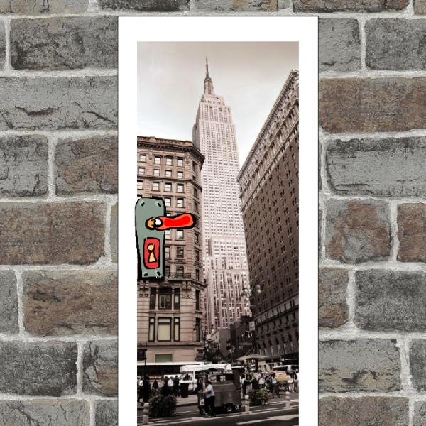 „Empire State Building zwischen Hochhäusern in belebter New Yorker Straße“